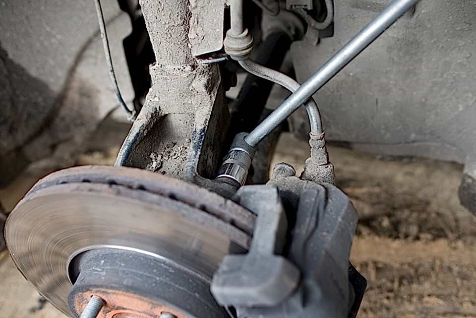 отворачиваем 2 болта крепления суппорта