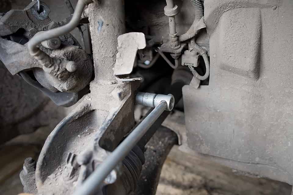 отворачиваем стойку стабилизатора