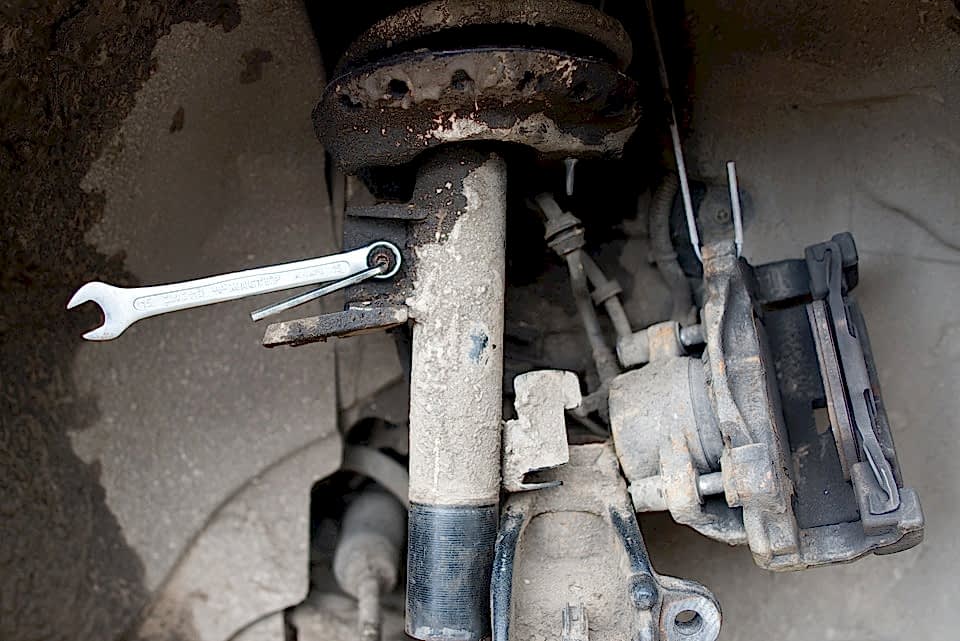 отворачиваем 3 болта крепления стойки сверху